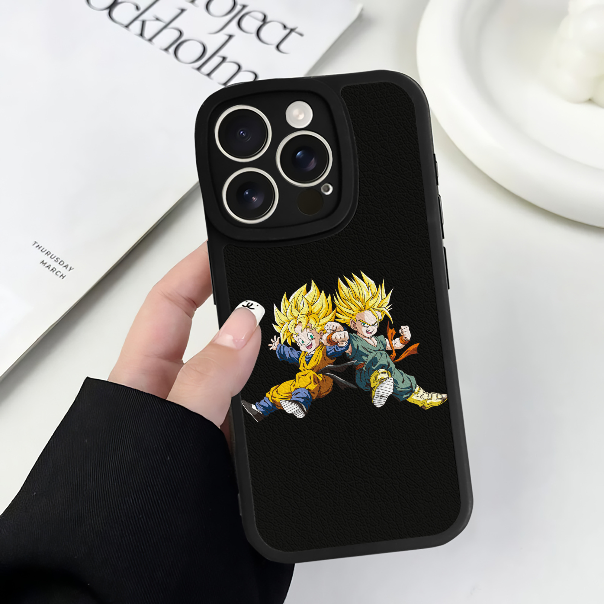 （画像用） ドラゴンボール 孫悟空（そん ごくう）Son Goku カカロット DRAGON BALL Kakarotto 【iPhone 16シリーズ対応】シリコンスマホケース（レザー調） 材質：シリコン